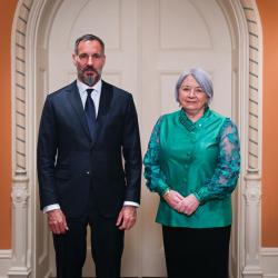 La gouverneure générale Mary Simon aux côtés de Son Altesse le prince Rahim Aga Khan V. 