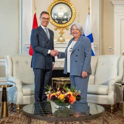 De gauche à droite : Son Excellence Cai-Göran Alexander Stubb, président de la Finlande, et Son Excellence Mary Simon, gouverneure générale du Canada.