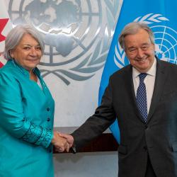 La gouverneure générale Mary Simon serre la main du secrétaire général des Nations Unies, António Guterres.