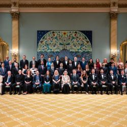 Un groupe de personnes ayant participé à la cérémonie de remise des prix Michener. La gouverneure générale Louise Arbour est assise au premier rang.