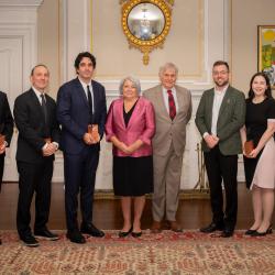 La gouverneure générale Mary Simon et M. Whit Fraser aux côtés des six lauréats du Prix de l'innovation du gouverneur général.