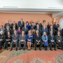 La gouverneure générale Mary Simon pose avec les récipiendaires de l'Ordre du Canada.