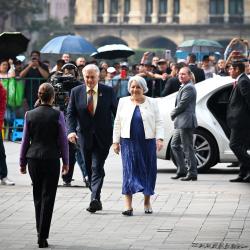 La gouverneure générale Mary Simon et M. Whit Fraser se dirigent vers Son Excellence Claudia Sheinbaum Pardo, présidente des États-Unis mexicains. Une foule de spectateurs se tient derrière les barrières. Des agents de sécurité et des représentants des mé