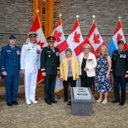 La gouverneure générale Mary Simon aux côtés de militaires lors de l'inauguration du troisième symbole spirituel autochtone, le qulliq, désormais approuvé comme emblème spirituel facultatif pouvant être gravé sur les pierres tombales du Cimetière militair