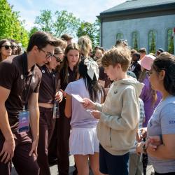 Des élèves rencontrent des athlètes de l'équipe canadienne devant Rideau Hall.