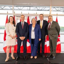 Des membres de la Fondation Rideau Hall aux côtés du Premier ministre Mark Carney, de la gouverneure générale Mary Simon et de M. Whit Fraser.