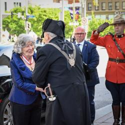 Louise Arbour serrant la main de l'huissier de la Black Rod devant le Sénat.