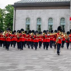 Une prestation de la musique militaire faisant partie de la Garde de cérémonie sur le site de Rideau Hall.