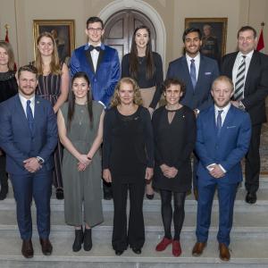 La gouverneure générale Julie Payette pose avec les récipiendaires de la Mention élogieuse académique pancanadienne du Gouverneur général pour 2017-2018.