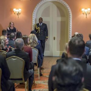 La gouverneure générale prononce une allocution à partir d'un podium.