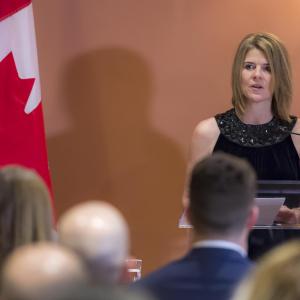 Mme Lisette Johnson Stapley prononce une allocution à partir d'un podium.