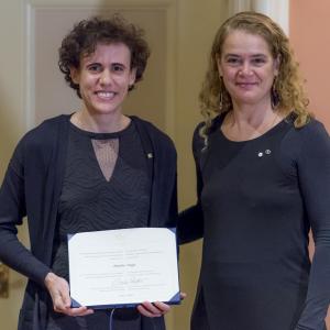 Amélie Augé tient son certificat et pose pour une photo aux côtés de la gouverneure générale.