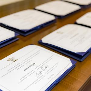 Les certificats de la Mention d’honneur du gouverneur général pour l’excellence sportive et académique sont sur une table.