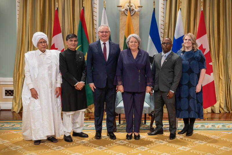 Une photo de groupe avec la gouverneure générale Simon et avec cinq nouveaux chefs de mission. Les drapeaux de chaque pays se trouvent derrière eux.