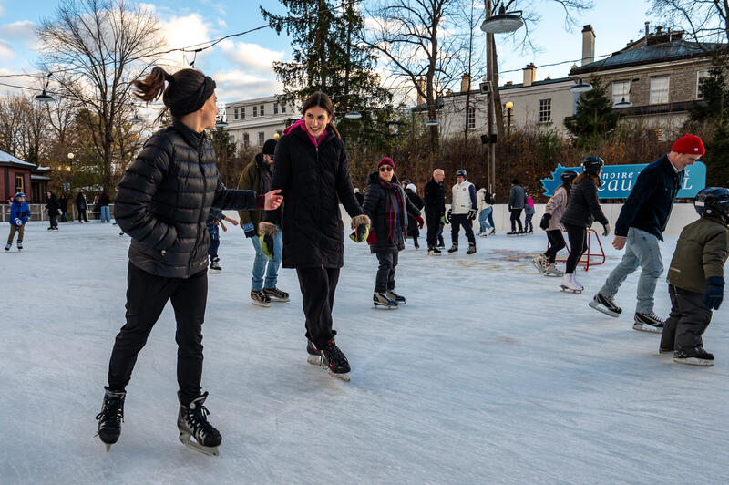 Des gens patinant sur la patinoire extérieure de Rideau Hall.