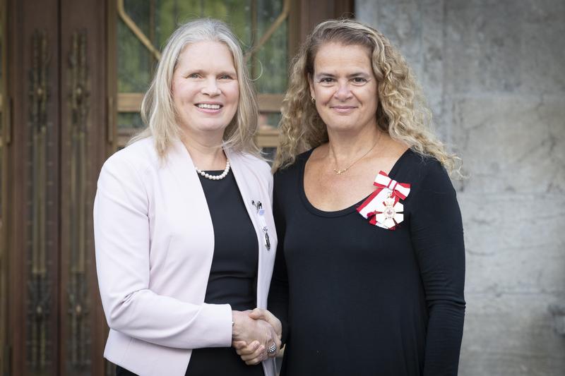 Susan Chatwood, récipiendaire de la Médaille polaire, serre la main de Son Excellence la très honorable Julie Payette, gouverneure générale du Canada