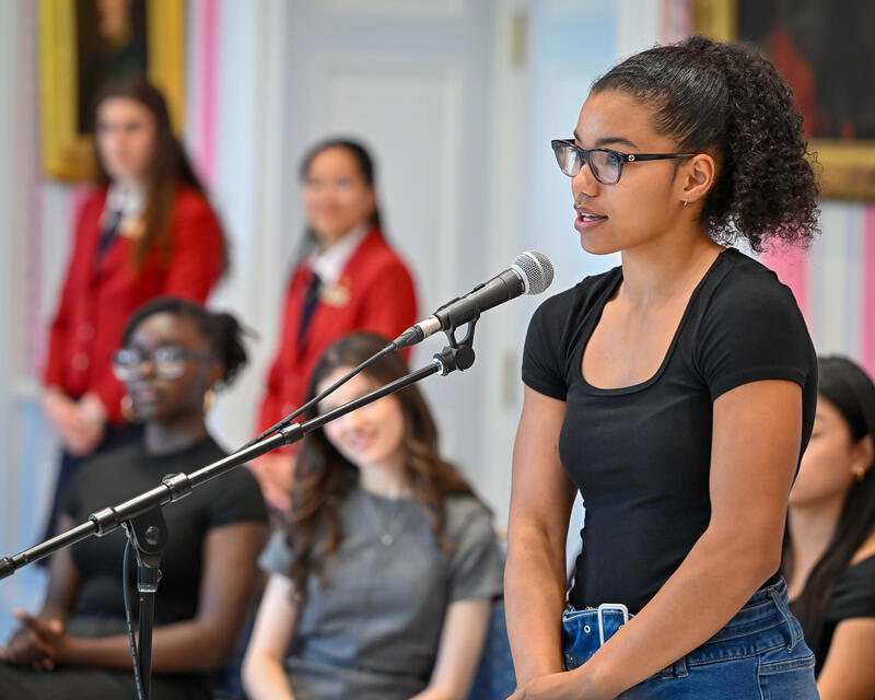 Photo a person talking at a microphone.
