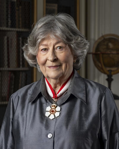 Photo officielle de Son Excellence la très honorable Louise Arbour Gouverneure générale du Canada. Elle porte le collier de chancelier de l'Ordre.