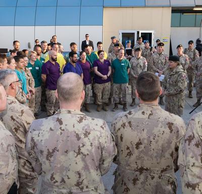 La gouverneure générale Julie Payette s'adresse à des dizaines de membres des Forces armées canadiennes rassemblés en cercle autour d'elle.