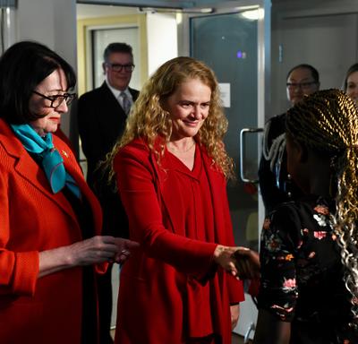La Gouverneure générale rencontre des femmes et des enfants du YWCA Alder Gardens.