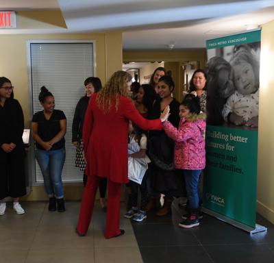 La Gouverneure générale rencontre des femmes et des enfants du YWCA Alder Gardens.