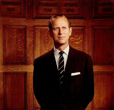 Portrait officiel du duc d’Édimbourg, en costume noir, chemise à rayures et cravate.