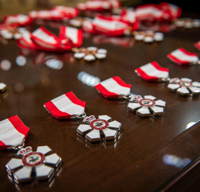 Rangées de médailles de l'Ordre du Canada.