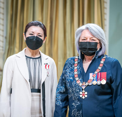 Chan Hon Goh est debout à côté de la gouverneure générale.