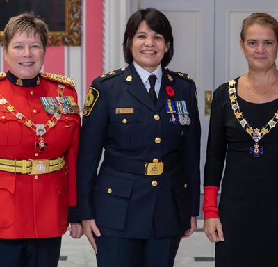 The Governor General and the Commissioner of the RCMP take a photo with a recipient of the Order of Merit of the Police Forces.