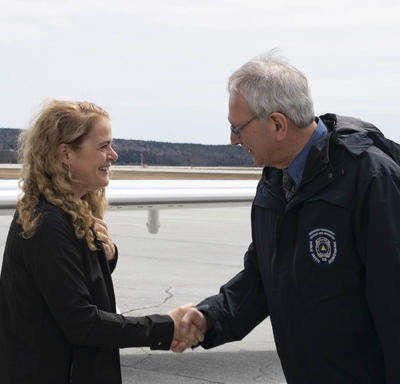La gouverneure générale est accueillie par une personne de l'équipe de la Protection civile du Nouveau-Brunswick.