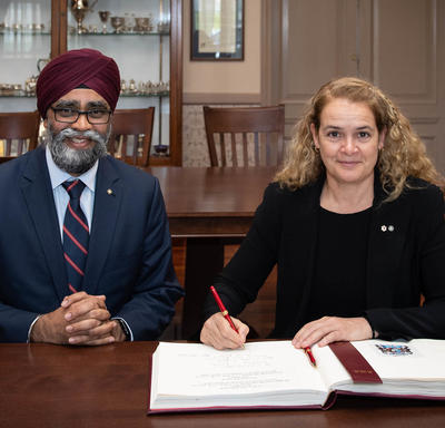 The Governor General and the Honourable Harjit S. Sajjan, Minister of National Defence sign the Royal Military College of Canada’s guest book. 
