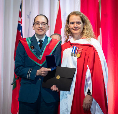 La gouverneure générale a remis la Médaille académique du Gouverneur général à l'étudiant lauréat.