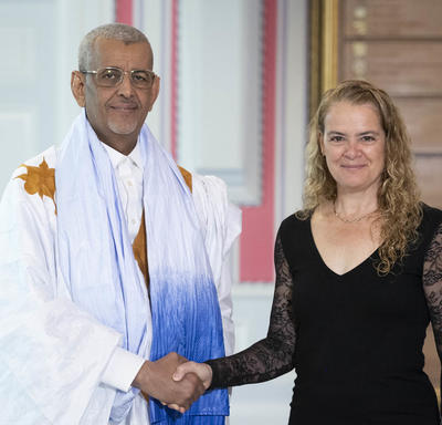Son Excellence monsieur Sidi Mohamed Taleb Amar, Ambassadeur de la République islamique de Mauritanie, serre la main de la gouverneure générale. 