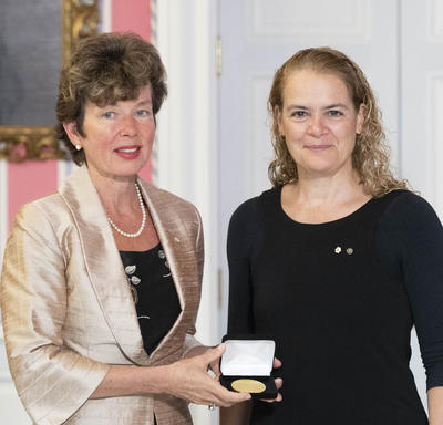 Dr. Deborah Cook accepts the CIHR Gold Leaf Prize from the Governor General