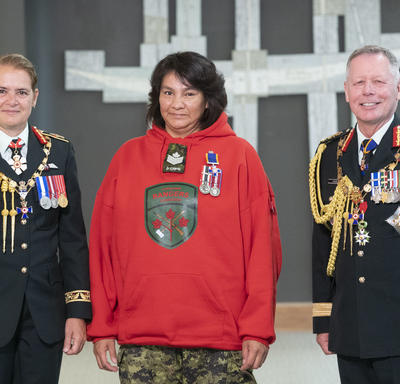 Ranger Linda Marie Kamenawatamin poses for a photo with the Governor General and the Chief of the Defence Staff.