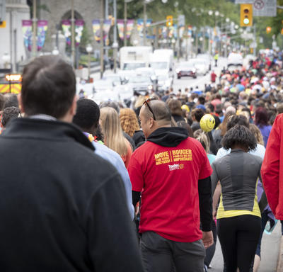 The crowd taking part in the GCWCC 5 km Walk Run Roll event.