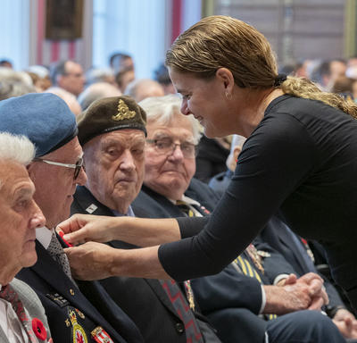 The Governor General pins a poppy on the lapel of a veteran during the launch of the 2019 National Poppy Campaign.