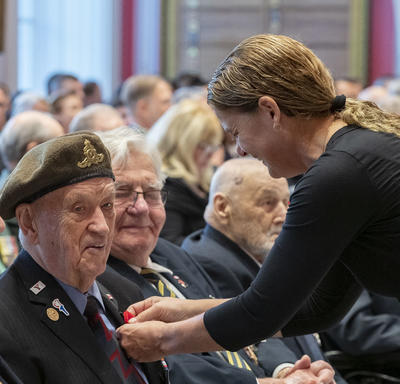 The Governor General pins a poppy on the lapel of a veteran during the launch of the 2019 National Poppy Campaign.