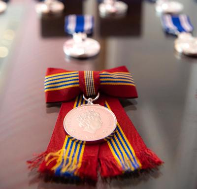 Médailles sur une table. 