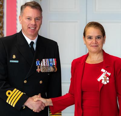 The Governor General shakes hands with Commander Bonnar. 