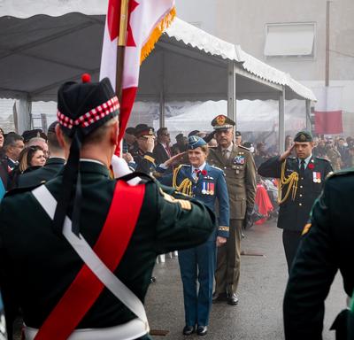 La gouverneure générale Julie Payette, en uniforme de la Force aérienne du Canada, salue les troupes.