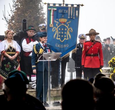 La gouverneure générale Julie Payette, en uniforme des Forces aériennes canadiennes, prononce un discours à un podium au Monument Pontecorvo.