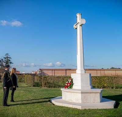 La gouverneure générale se tient devant un monument au Cimetière de guerre canadien de Villanova.