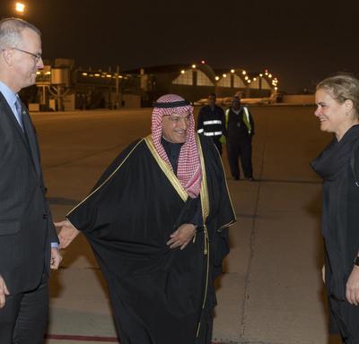 La gouverneure générale est accueillie par Son Excellence monsieur Mohammad Abulhasan, conseiller à Amiri Diwan et monsieur Louis-Pierre Émond, ambassadeur du Canada au Koweït.