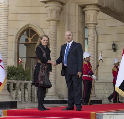 La gouverneure générale Julie Payette serre la main de Son Excellence Barham Salih, président de l'Irak.