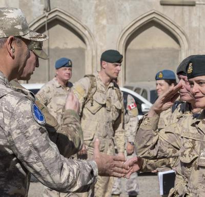 La gouverneure générale Julie Payette salue un membre des Forces armées canadiennes.