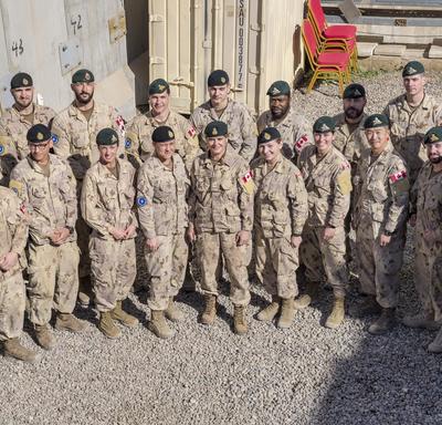 La gouverneure générale Payette pose pour une photo avec un groupe de membres des Forces armées canadiennes. 