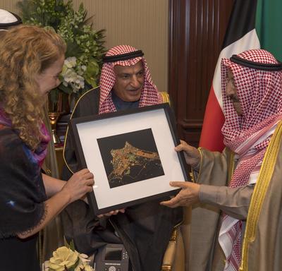 Governor General of Canada Julie Payette presents a framed photography to the Emir of Kuwait.