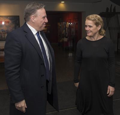 Le premier ministre du Québec, François Legault, à gauche, et la gouverneure générale, Julie Payette, à droite, se regardent en souriant.