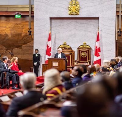  L'honorable George Furey, président du Sénat, prononce une allocution. 